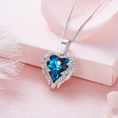 Oorbel en ketting in hartvorm