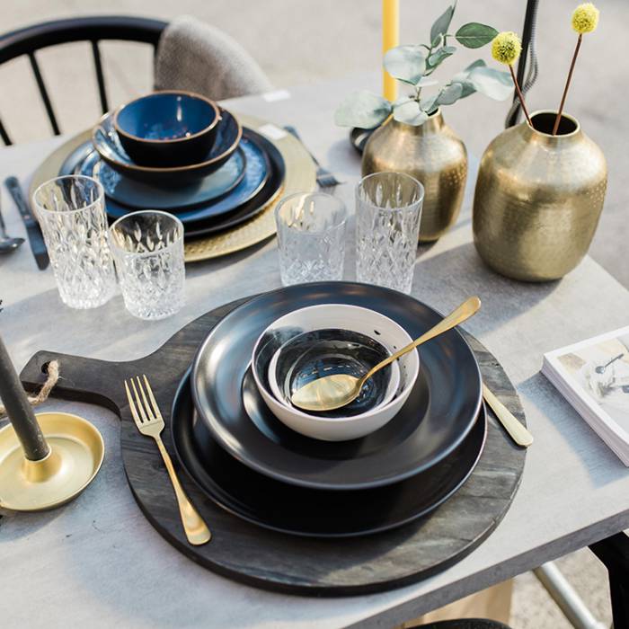 Elegante drie-delige gouden bestekset met vork, mes en lepel, glanzend afgewerkt voor een stijlvolle tafelopmaak.