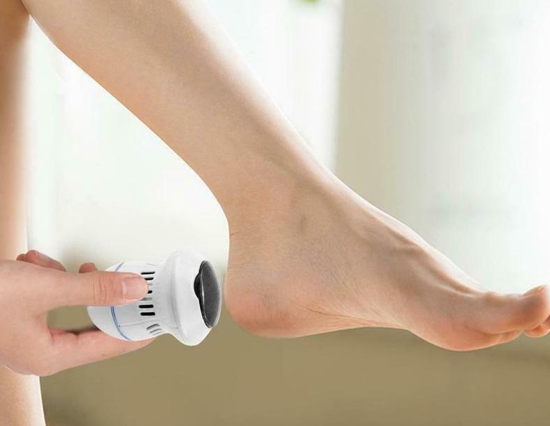 Voetverzorging met de GlowFeet elektrische eeltverwijderaar, voor zachte en gladde hielen.