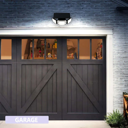 Solar LED wandlamp met bewegingssensor gemonteerd boven een garagepoort in het donker