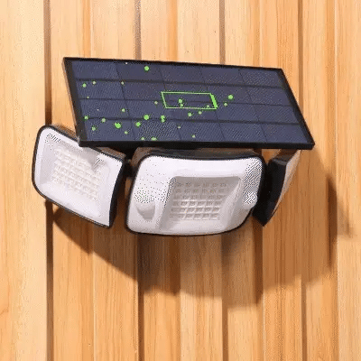 Solar LED wandlamp met bewegingssensor en zonnepaneel gemonteerd op een houten buitenmuur