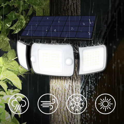 Waterdichte solar LED wandlamp met bewegingssensor en zonnepaneel, bevestigd aan een boom en geschikt voor alle weersomstandigheden