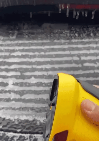 Video waarin een elektrische ijskrabber ijs verwijdert van een bevroren autoruit