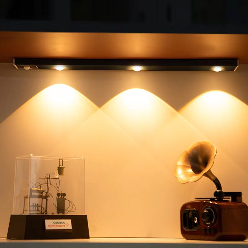 Moderne LED onderkastlamp met automatisch licht