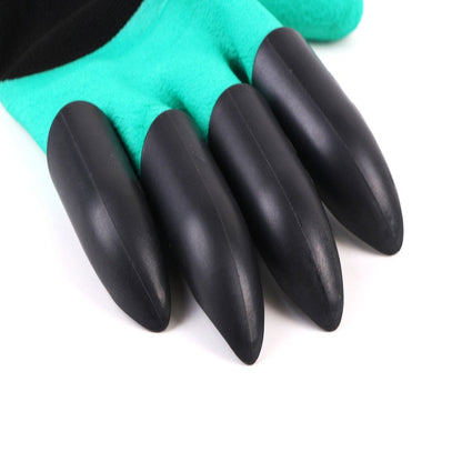 Close-up van de vingertoppen met zwarte klauwen van tuinhandschoenen, bedoeld voor graven of planten.