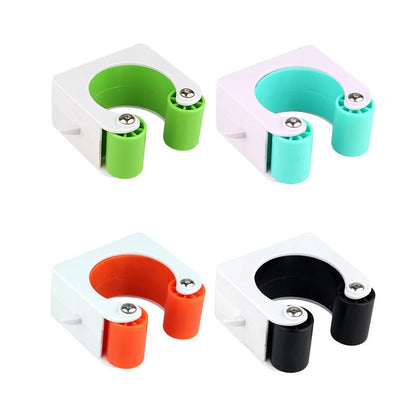 Vier muurhouders in verschillende kleuren op een witte achtergrond, geschikt voor fietsopslag of gereedschapsophanging.